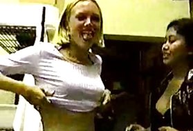 Porno da gledam online porodica plavuša slatkišu pokazuje njene sise