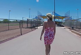 Debele tijelo milf prima u guzu otvori dupe park u javnom parku