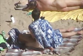 Porno djevojke jebeš momka, strapon dva para na plaži plaži par
