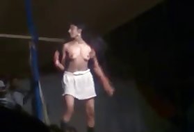 Indijska devojka striperski ples šou u javnosti, ples, pornografiju slike mama uči